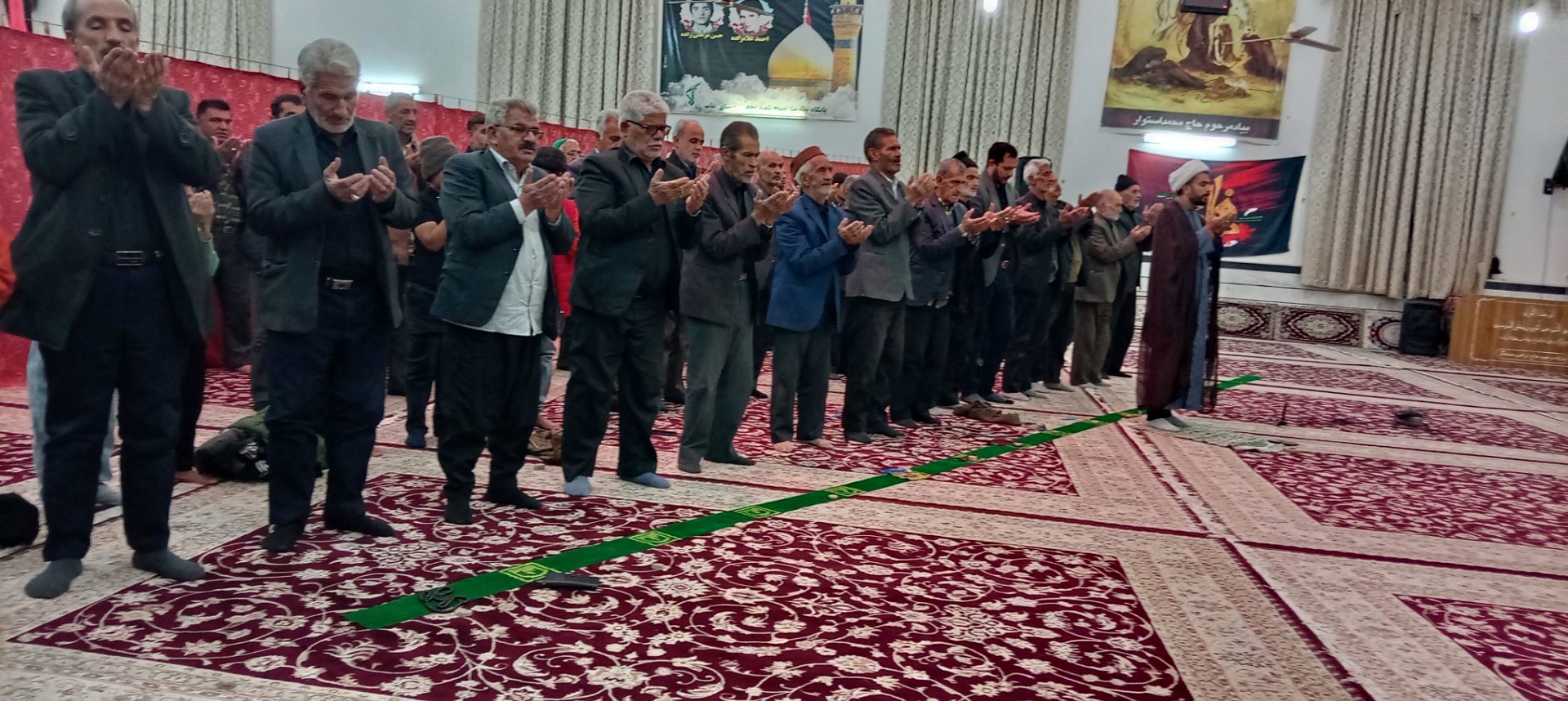 نماز جماعت در شب عزاداری شهادت حضرت فاطمه زهرا(س) در روستای نقاب