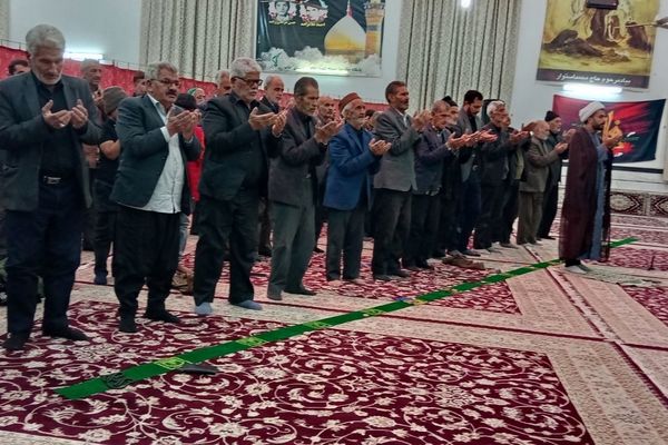 نماز جماعت در شب عزاداری شهادت حضرت فاطمه زهرا(س) در روستای نقاب