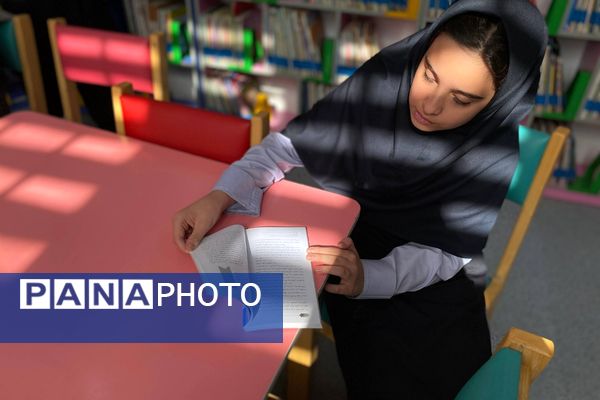 دانش‌آموزان دبیرستان نگین‌دانش ورامین میهمان کتابخانه رازی شدند