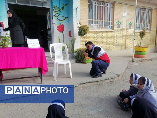  آموزش نحوه پناهگیری وآمادگی برای  مانور زلزله