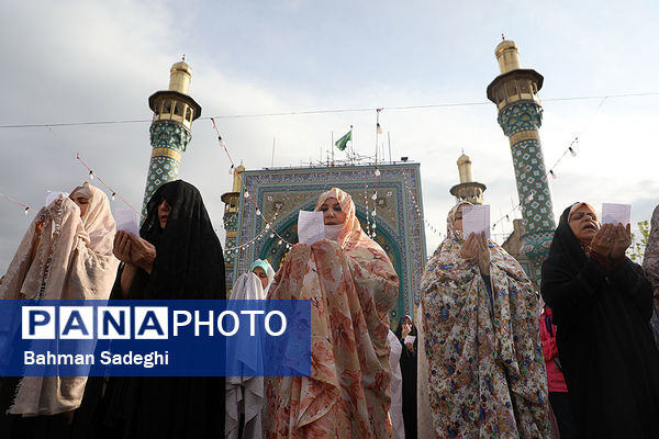 اقامه نماز عید سعید فطر- امامزاده پنج تن(ع) لویزان