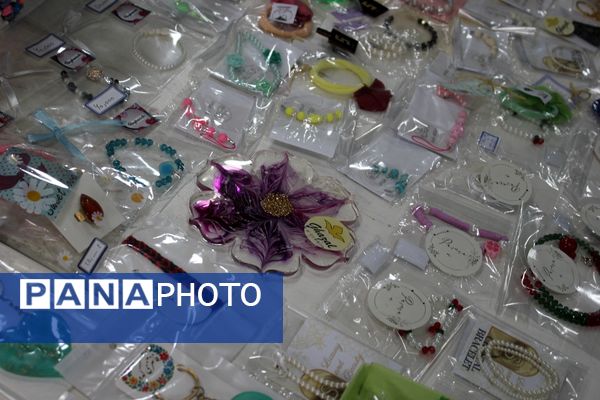 بازدید مدیر کانون فرهنگی هدایت از نمایشگاه آثار تجسمی دانش‌آموزان سوده