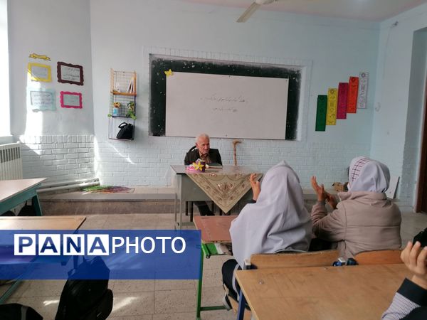 نمایشگاه کتاب در مدرسه تکتم خلیل آباد 