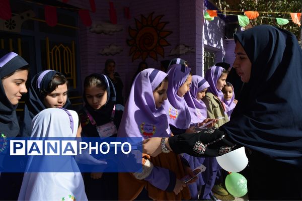جشن میلاد حضرت زینب(س) با حضور مادر پرستار در دبستان علویان بهارستاندو