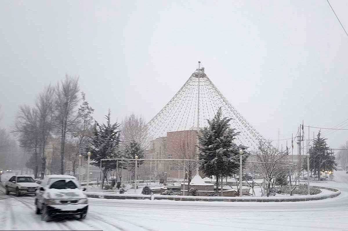 مسدود شدن گردنه‌ کلوسه در پی بارش برف در شهرستان فریدونشهر