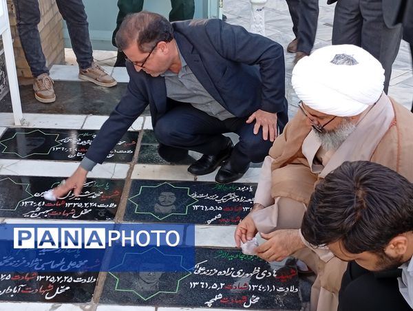 عطر افشانی و گلباران مزار شهدا توسط مسئولین کاشمر به مناسبت هفته دولت