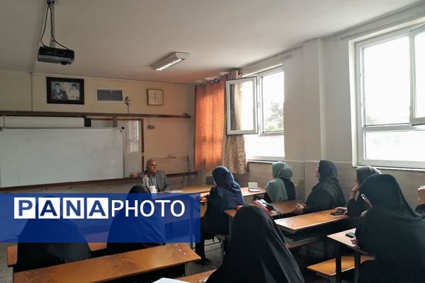 جلسات آموزشی در دبیرستان شاهد علامه طباطبایی ناحیه 2 شهرری 