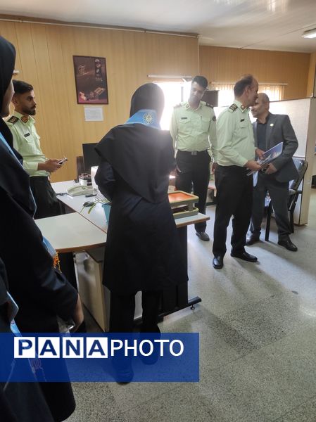 پیشتازان سازمان دانش‌آموزی در کنار پلیس، به رنگ امنیت و دوستی
