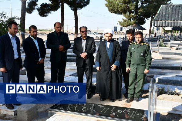 گلزارهای شهدا در هفته معلم عطرافشان شد