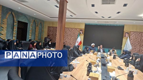 نشست صمیمی با حضور مسئولان و دانشآموزان زینب نام در یزد