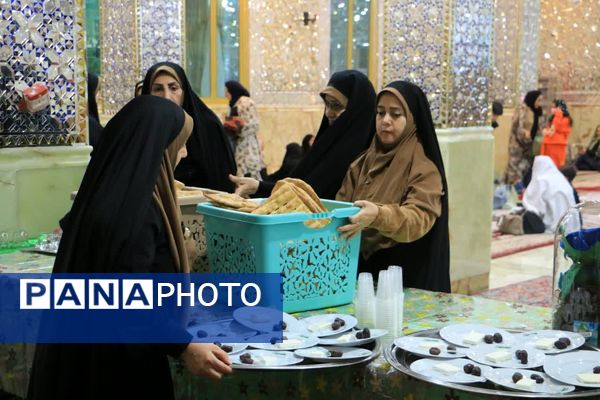 اقامه نماز جماعت مغرب و عشاء همراه با سفره افطاری ساده در حرم مطهر بی‌بی سکینه خاتون (سلام‌الله‌علیها)  ملارد در ایام ماه مبارک رمضان
