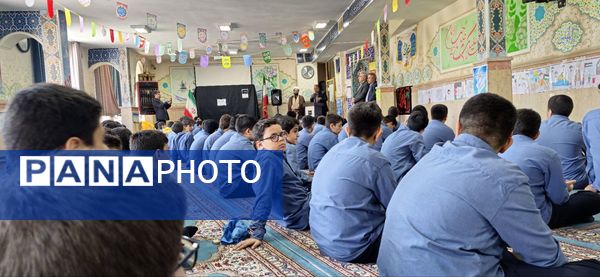 نمازجماعت پایه هشتم مدرسه زمانی با حضور مدیر آموزش و پرورش منطقه ۱۹ 