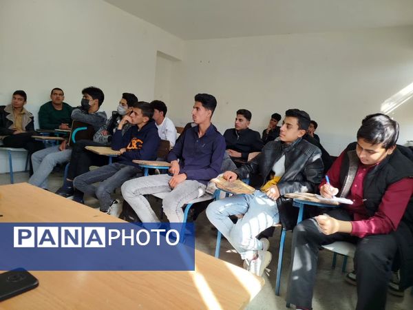 کارگاه آموزشی هدایت تحصیلی و مهارت‌های زندگی در خاتم 