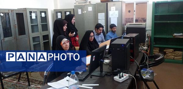 تصحیح اوراق آزمون‌های نهایی در آموزش و پرورش ناحیه یک مشهد مقدس