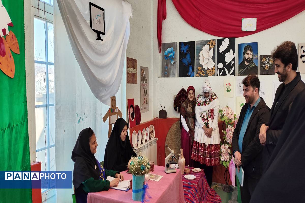 افتتاح نمایشگاه مدرسه انقلاب دبیرستان بهارآزادی 