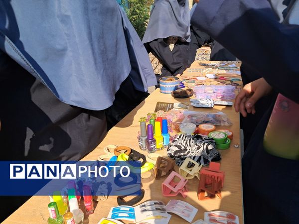بازارچه دست‌ساخته‌های دانش‌آموزی در دبیرستان بهار آزادی قائمشهر