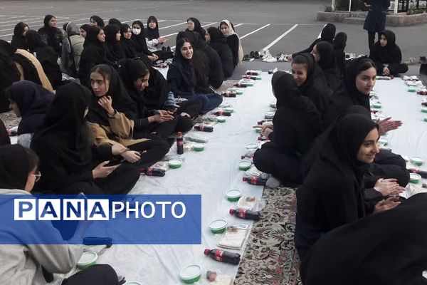 برگزاری مراسم افطار و طعام در دبیرستان فتح المبین ناحیه دو شهرری 
