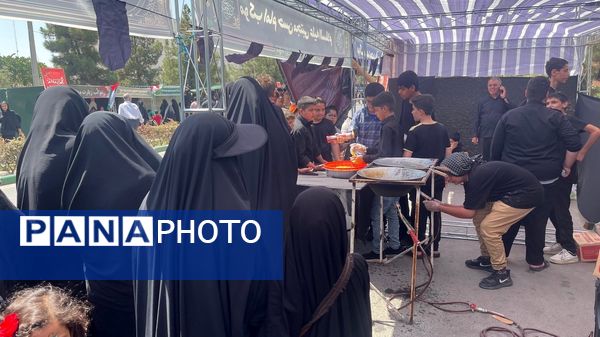 بازآفرینی مسیر عشق؛ جاماندگان اربعین در شبیه‌سازی مواکب نجف تا کربلا گردهم آمدند‌.