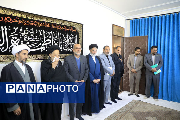 اهدای هدایای مقام معظم رهبری به دانش‌آموزان بیرجندی 