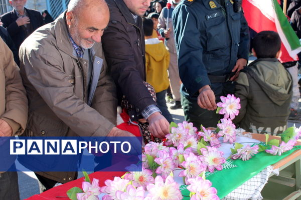 تمثال مبارک امام خمینی(ره) در شهر درق گلباران شد 