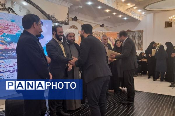 تجلیل از مدیران و معلمان نمونه مدارس غیردولتی شهرستان اسلامشهر 