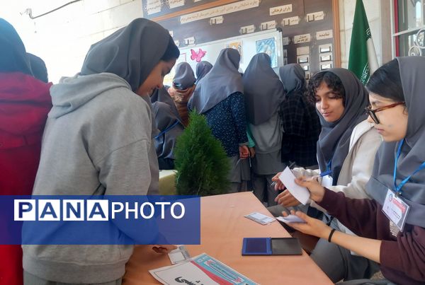 انتخابات شورای دانش آموزی دردبیرستان دوره اول ارمینه مصلی نژاد ناحیه ۶