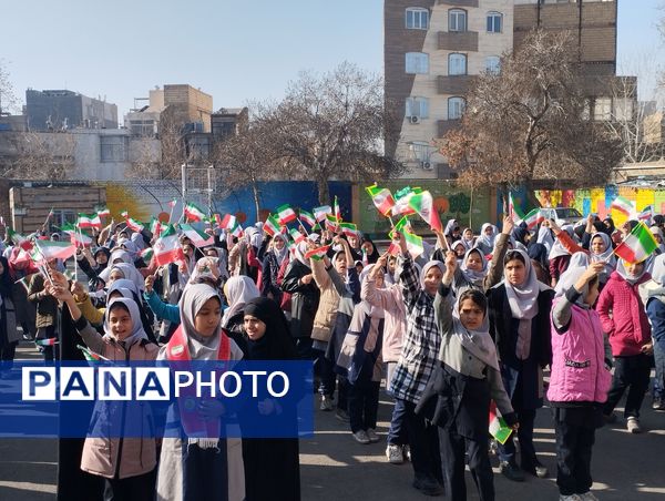 نواختن زنگ انقلاب در مدرسه انقلاب اسلامی ناحیه پنج 