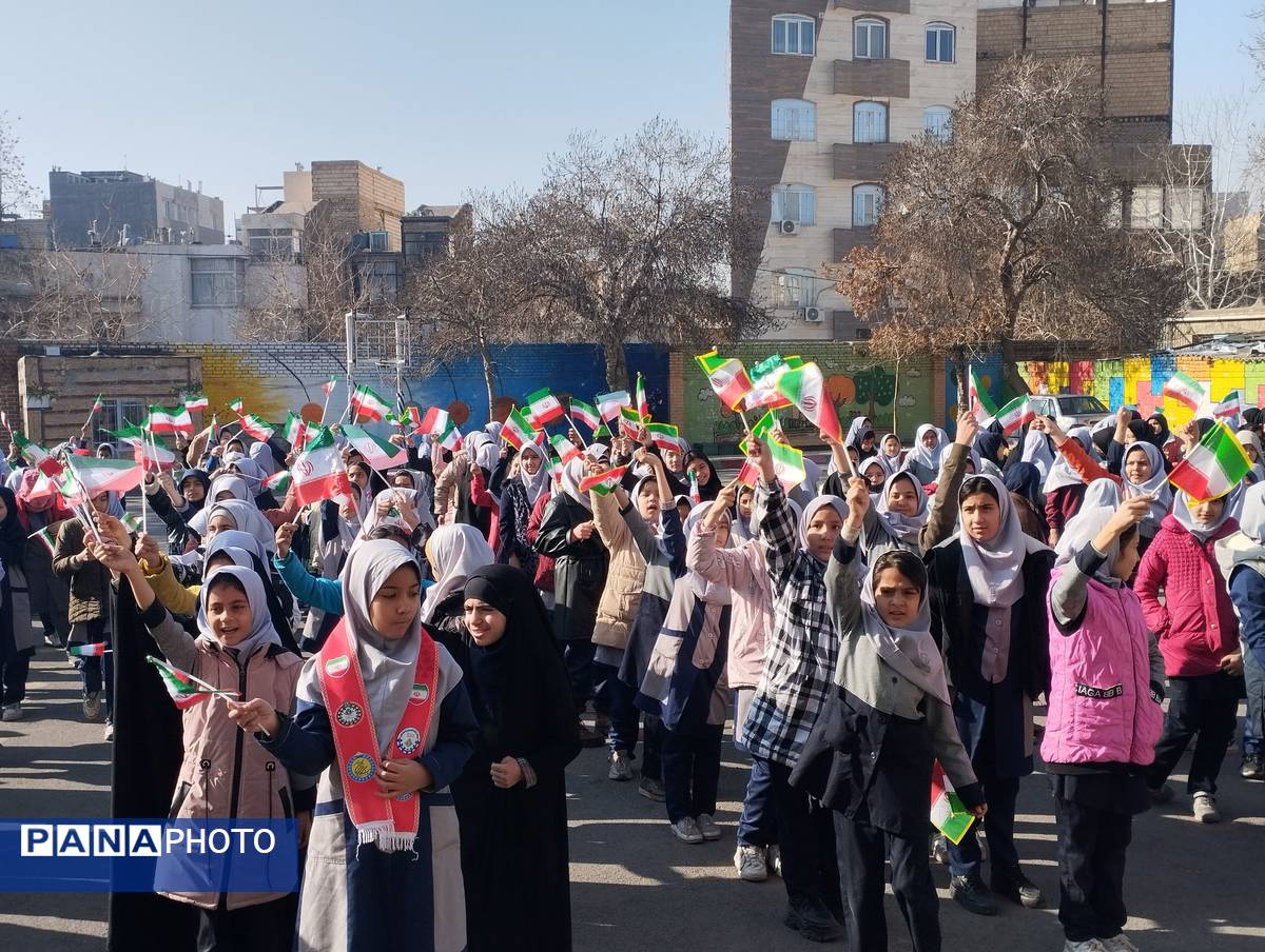 نواختن زنگ انقلاب در مدرسه انقلاب اسلامی ناحیه پنج