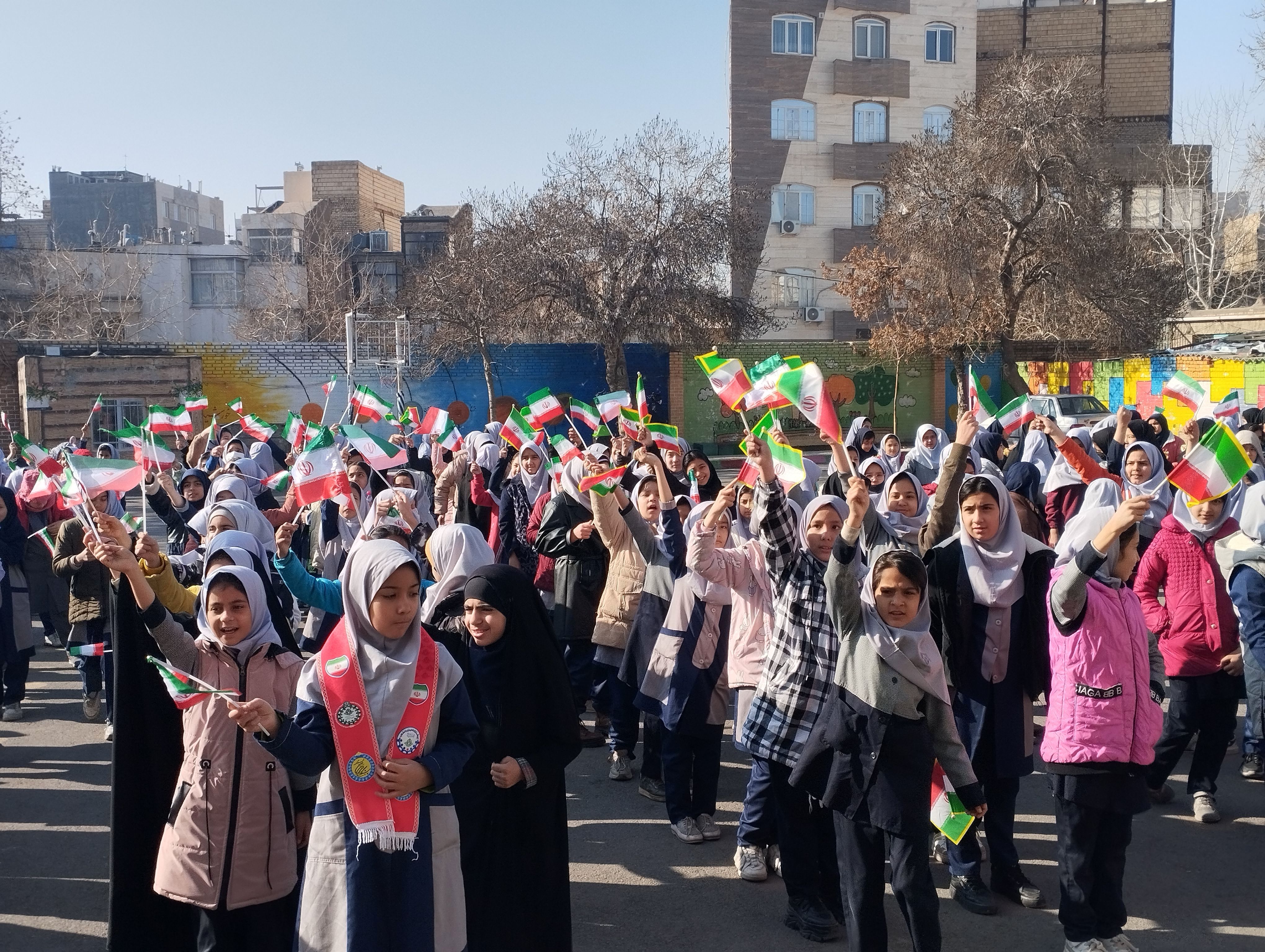 نواختن زنگ انقلاب در مدرسه انقلاب اسلامی ناحیه پنج 