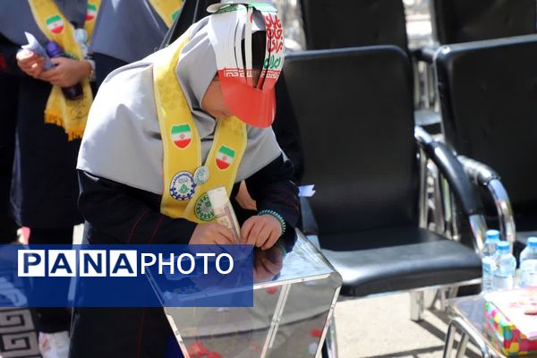 جشن عاطفه‌ها در دبیرستان ۱۳ آبان تبریز