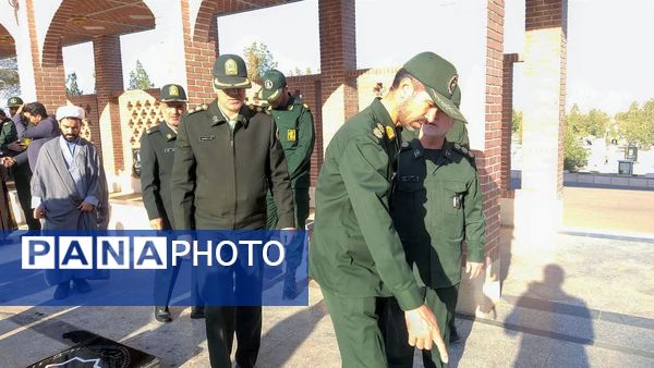 آغاز هفته بسیج دانشآموزی با غبارروبی مزار شهدای جوادالائمه توسط مسئولان و دانشآموزان بسیجی