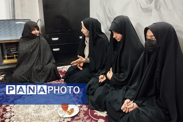 دیدار دانش‌آموزان مدرسه نمونه دولتی شهیدی با مادر شهید مجید زارعی به مناسبت روز مادر