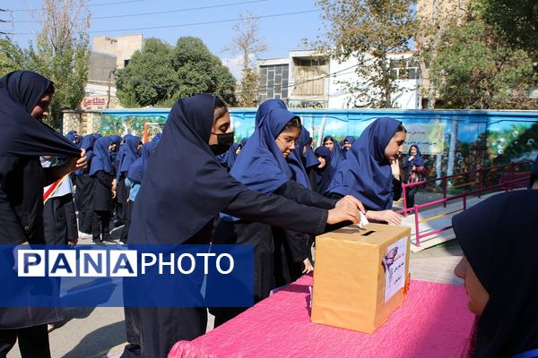برگزاری انتخابات همیار مشاوران دبیرستان حضرت معصومه(س) ناحیه چهار کرج 