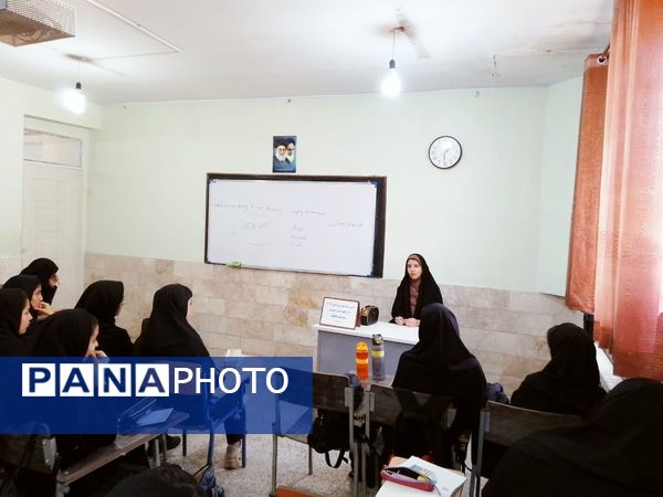 تبادل تجربه برترین‌های کنکور کاشمر در دبیرستان فاطمیه