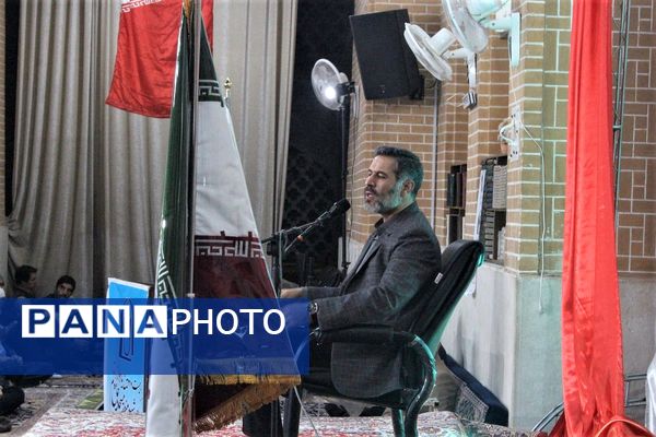 استقبال نوجوانان از غرفه‌های یادواره شهدای مسجد جامع قم