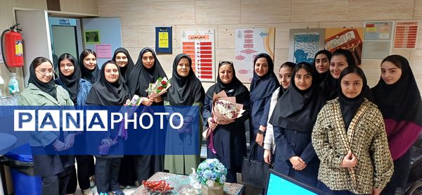 قدردانی دانش‌آموزان از پرستاران در روز پرستار