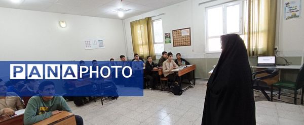 بازدید رئیس کارگروه آموزش متوسطه اداره آموزش و پرورش کاشمر‌ از دبیرستان میثاق