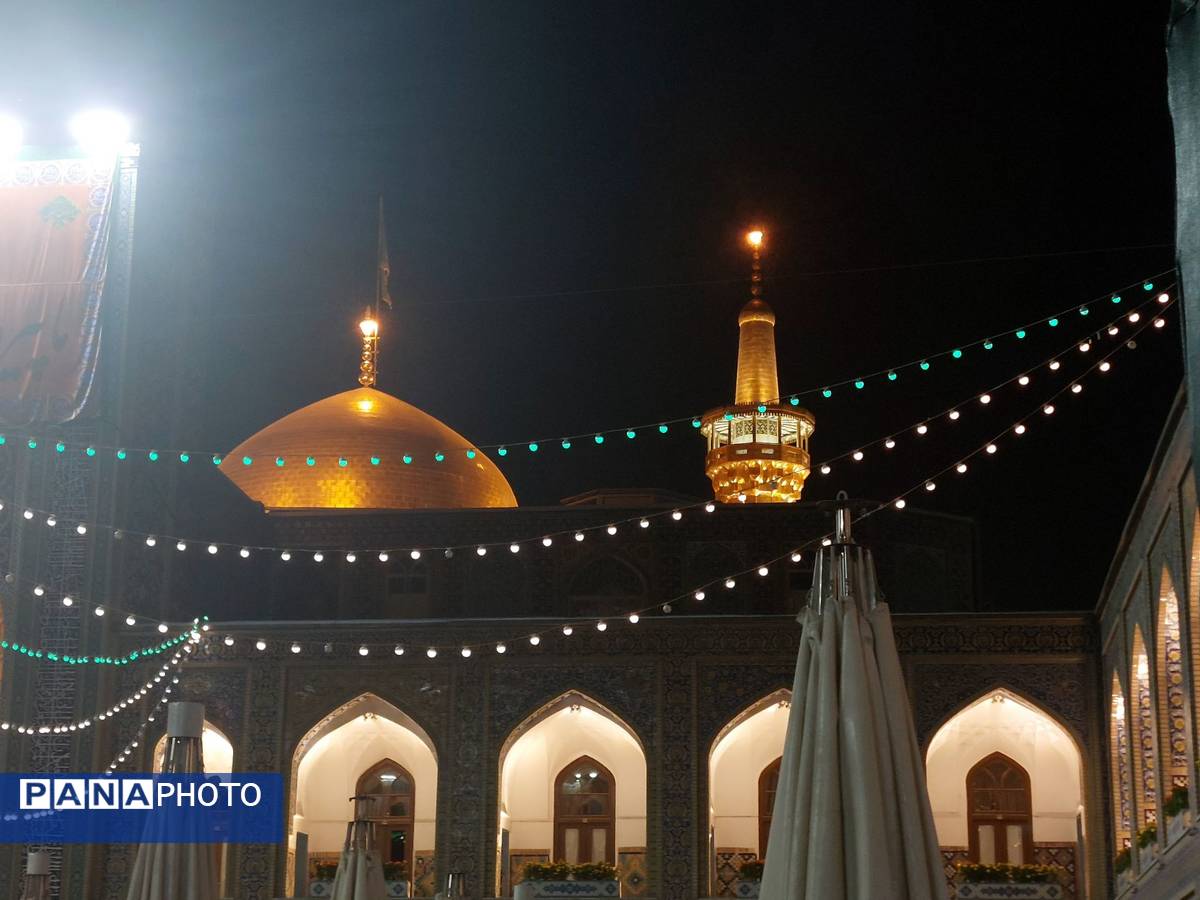 شکوه و سرور در بارگاه منور رضوی در شب ولادت پیامبر اعظم(ص)