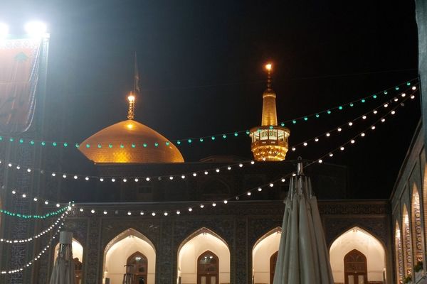 شکوه و سرور در بارگاه منور رضوی در شب ولادت پیامبر اعظم(ص)
