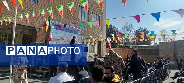جشن انقلاب در دبستان ولی‌زاده ناحیه چهار کرج 