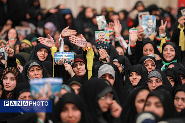 دیدار هزاران نفر از زنان و دختران با رهبر انقلاب