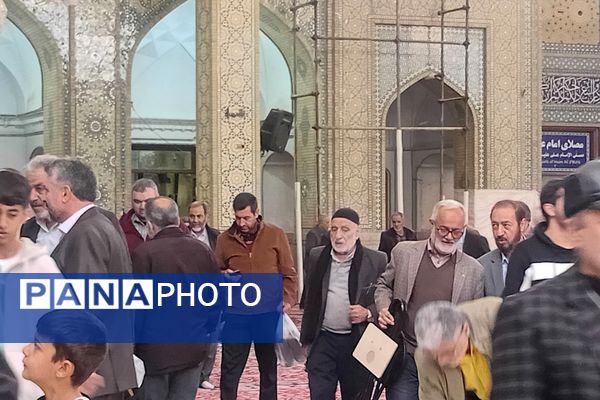 حضور دانش‌آموزان و فرهنگیان ناحیه دو شهرری در نماز جمعه 