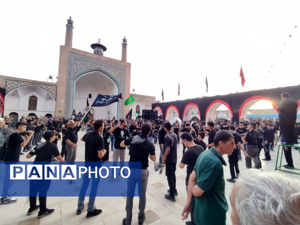 عزاداری زائران و مجاوران حرم مطهر اردهال در شب تاسوعای حسینی