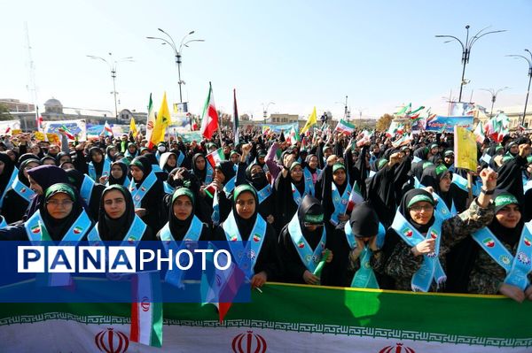 دانش آموزان و مسئولین در کنار یکدیگر، روز دانش‌آموز را رقم زدند