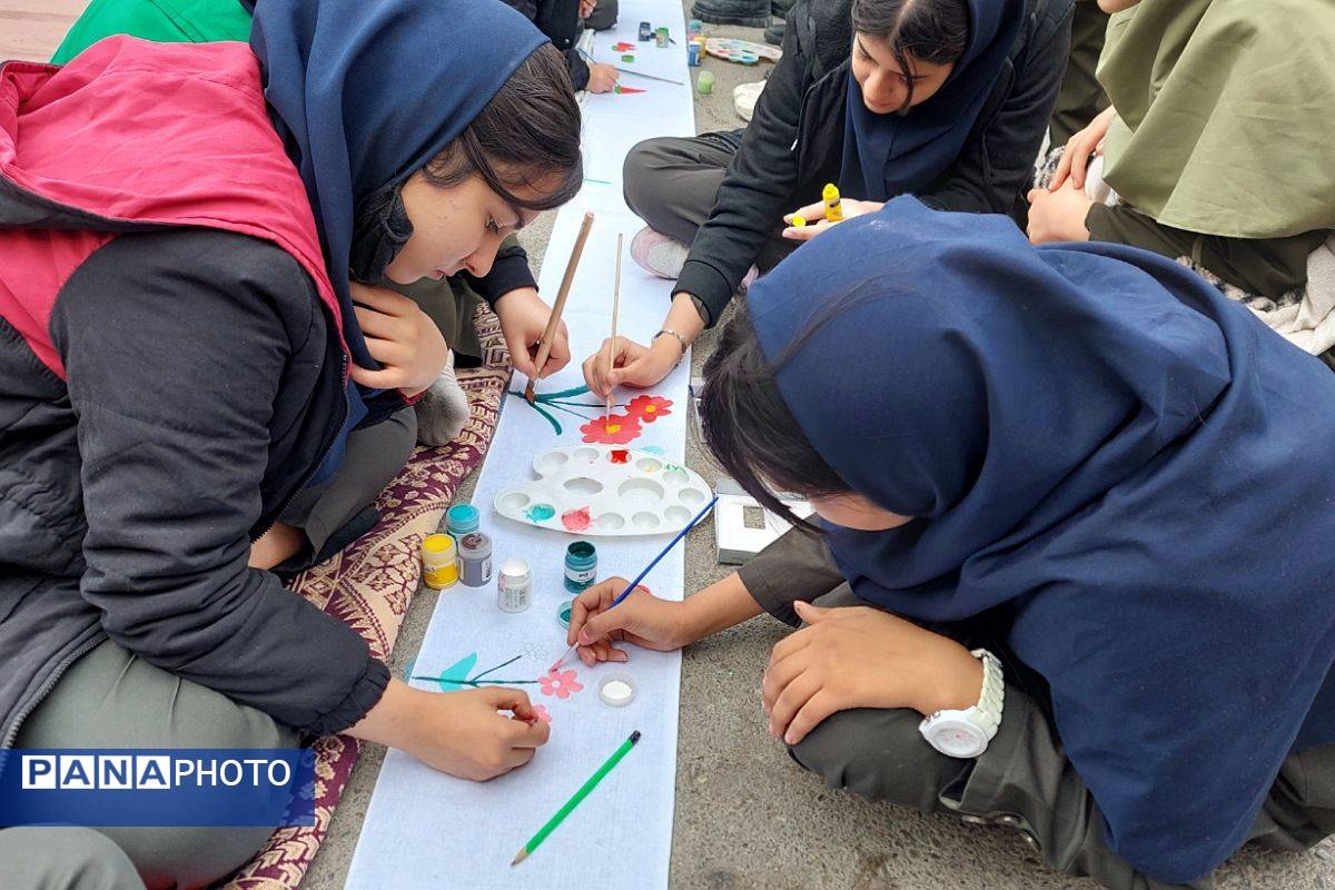 نمایشگاه دست سازه‌های دانش‌آموزان مدرسه شهید شرافت بهارستان‌دو