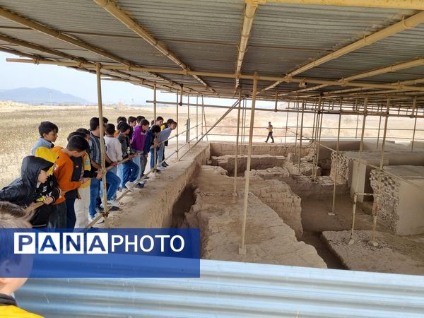 بازدید دانش‌آموزان دبیرستان نمونه دولتی پژوهش آشخانه از محوطه تاریخی ریوی