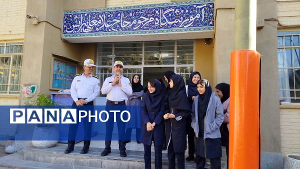 گرامیداشت هفته نیروی انتظامی در دبیرستان دخترانه پیرایش یک