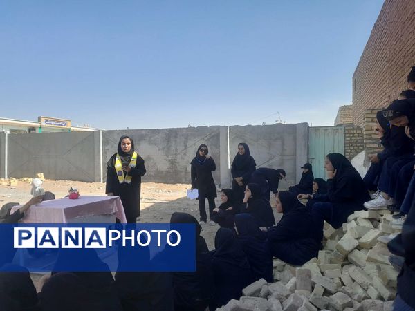 اجرای نمایش عروسکی به مناسبت هفته تربیت بدنی در دبیرستان مادرمهربان خلیل آباد