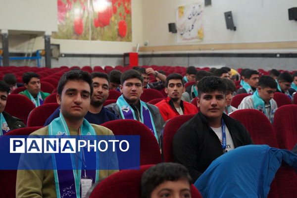 آیین بدرقه دانش آموزان منتخب به عمره دانش‌آموزی از هشت استان کشور در کرمانشاه