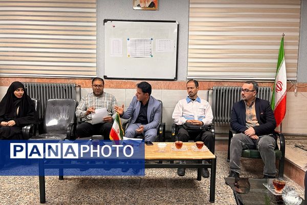 جلسه هماهنگی مانور زلزله در مدرسه شایستگان شهرستان قدس